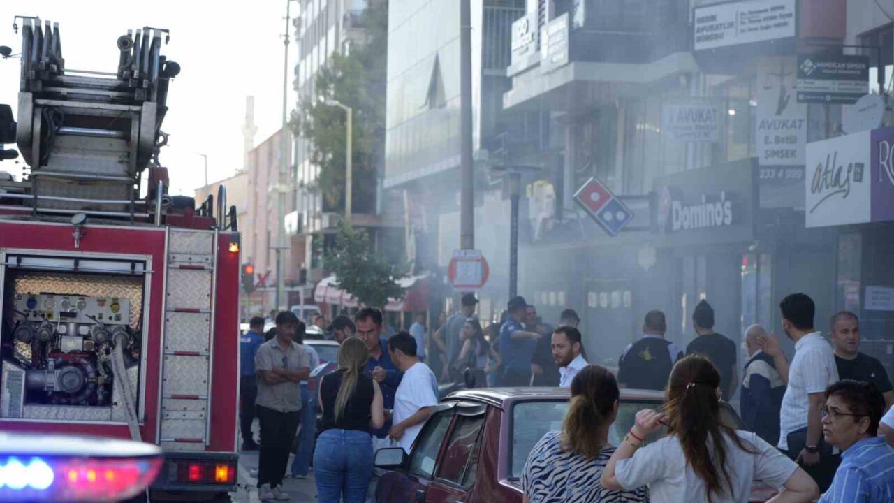 Burdur'da bir apartmanın boşluğundaki çöplerin tutuşması sonucu çıkan yangın, zemin