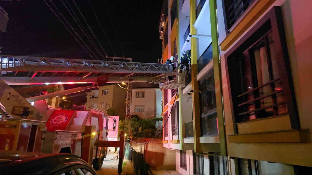 Zonguldak'ın Ereğli ilçesinde, bir apartman dairesinden çıkan duman paniğe yol