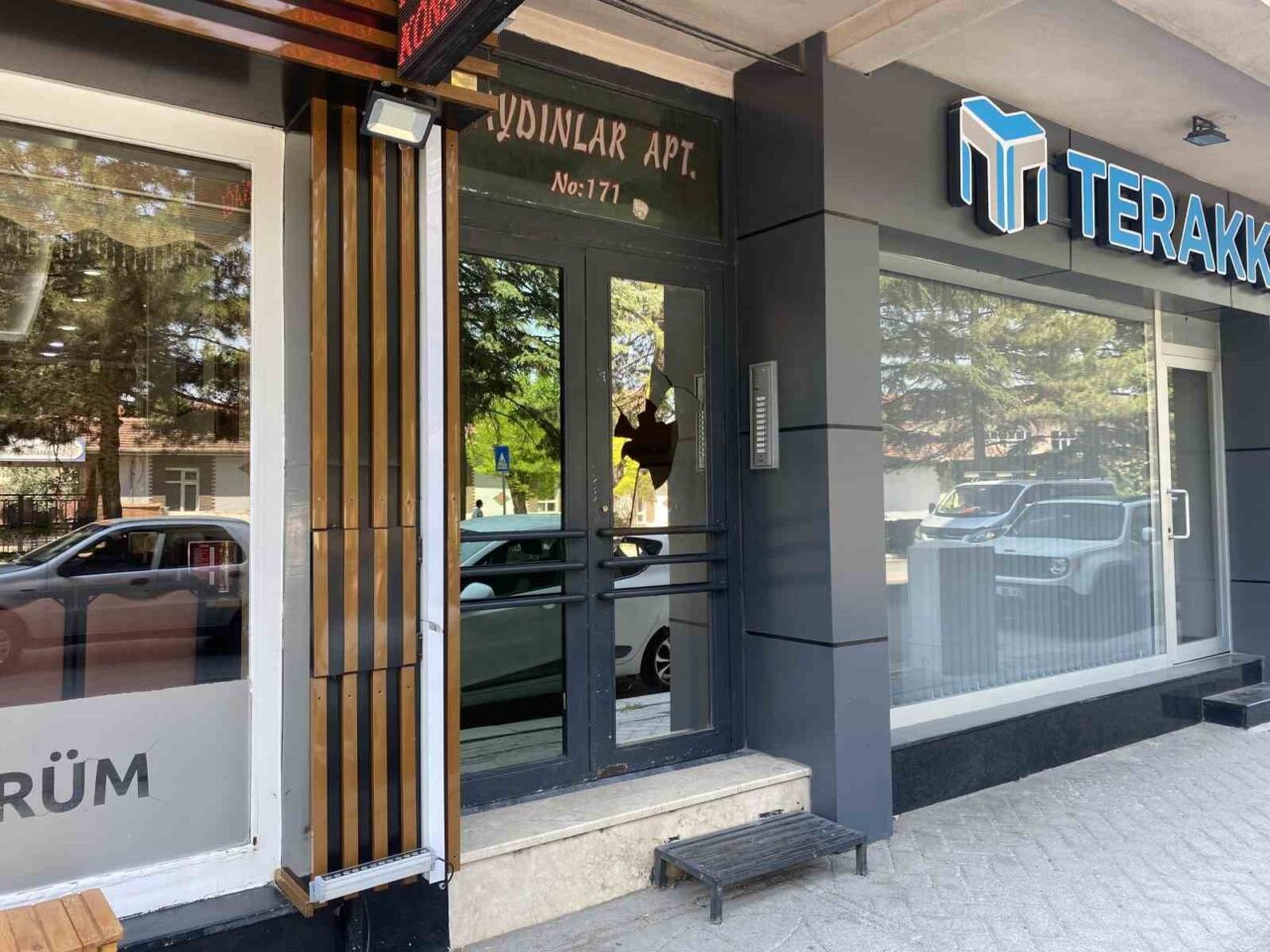 Eskişehir'de kimliği belirsiz kişiler tarafından Aydınlar Apartmanı'nın kapısının camı taşla