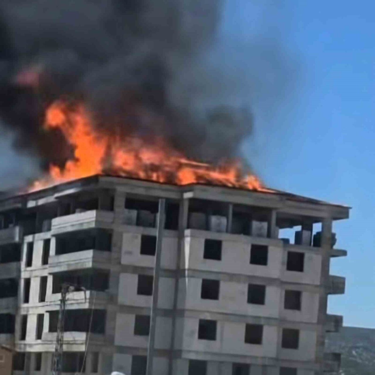 Gaziantep’in Araban ilçesindeki inşaat halindeki 5 katlı apartmanın çatısında çıkan