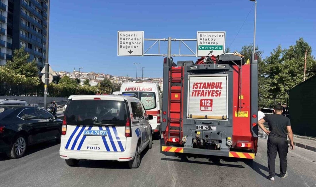 İstanbul Bahçelievler'de park halindeki araca yaslanarak sohbet eden E.Y., seyir
