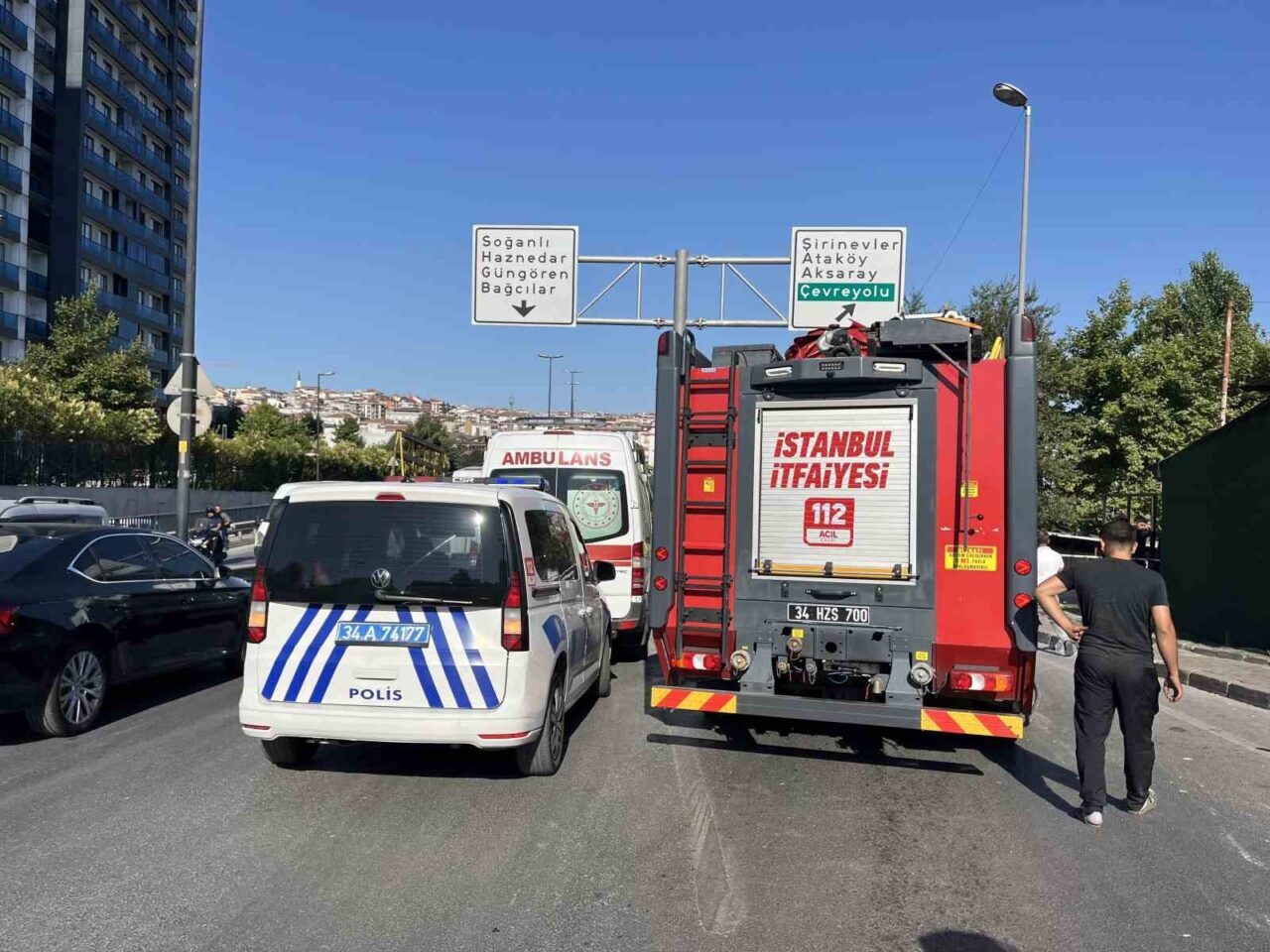 İstanbul Bahçelievler'de park halindeki araca yaslanarak sohbet eden E.Y., seyir