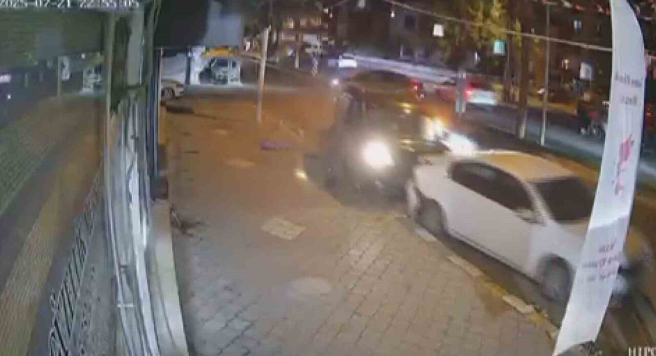 Hatay'ın Reyhanlı ilçesinde, sürücüsünün kontrolü kaybettiği otomobil, park halindeki 3