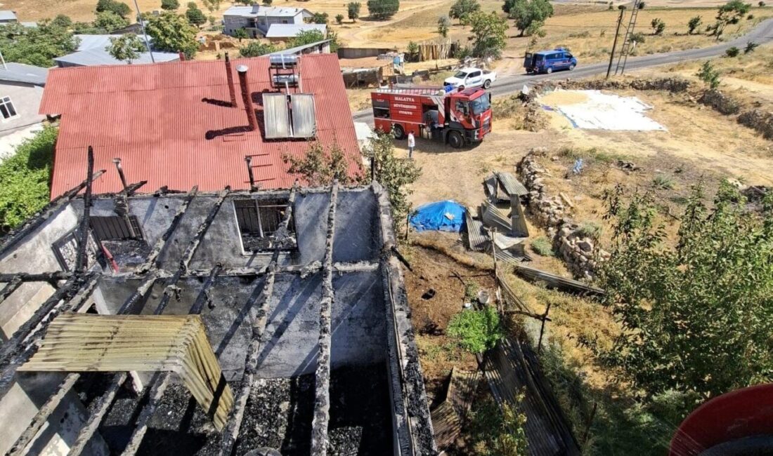 Malatya'nın Arapgir ilçesindeki Kılıçlı Mahallesi'nde bir evin çatısında çıkan yangın,