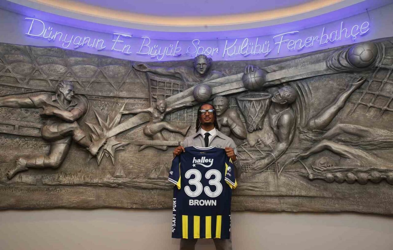 Fenerbahçe, Gent'ten 23 yaşındaki İngiliz sol bek Archie Brown ile