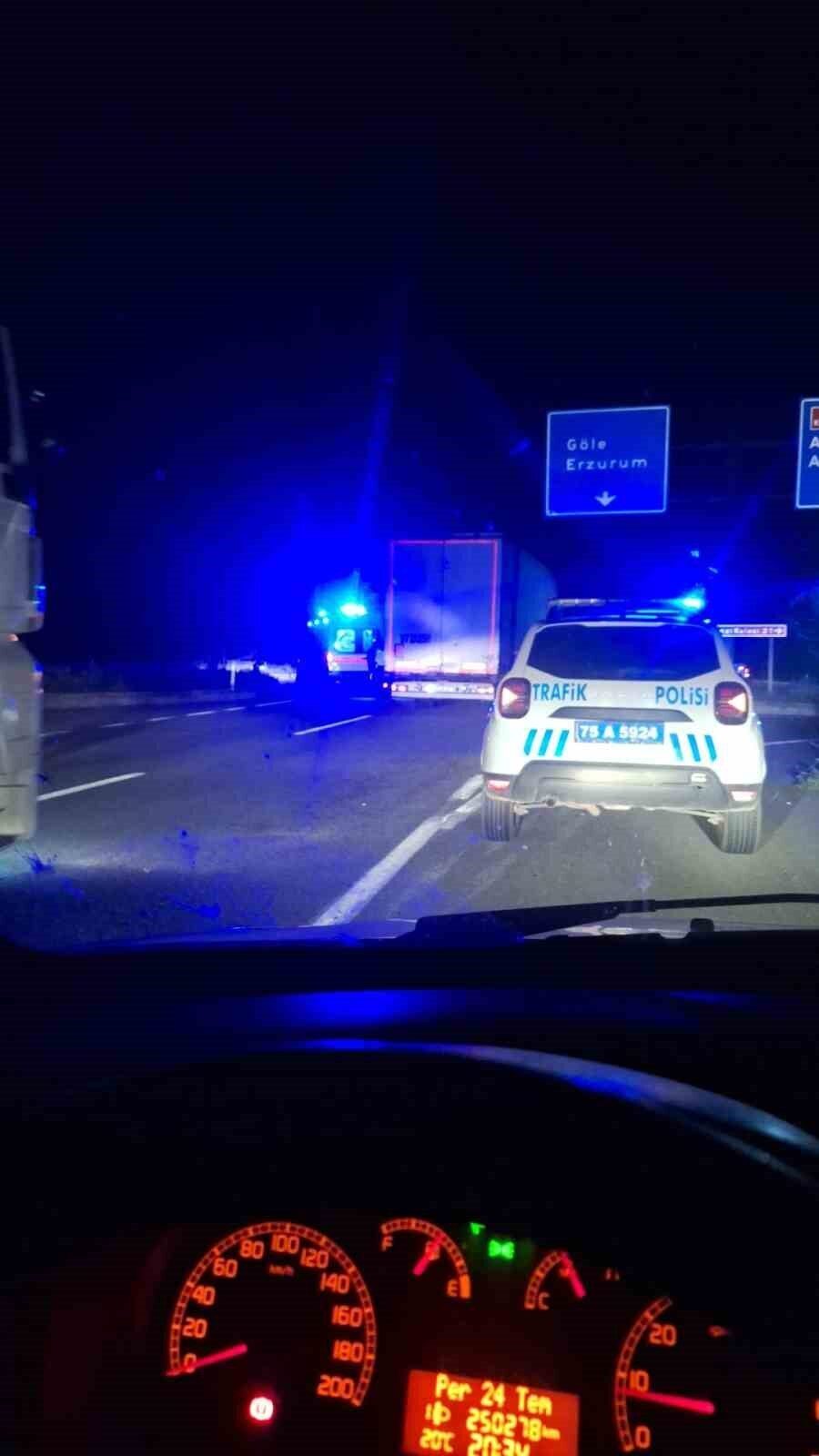 Ardahan'da, A.E. ve A.Ş. arasında meydana gelen otomobil kazasında 4