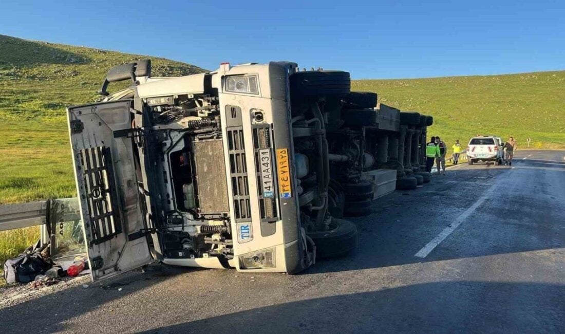 Ardahan-Göle karayolunda cam yüklü bir tır devrildi. Sürücüsünün kimliği henüz