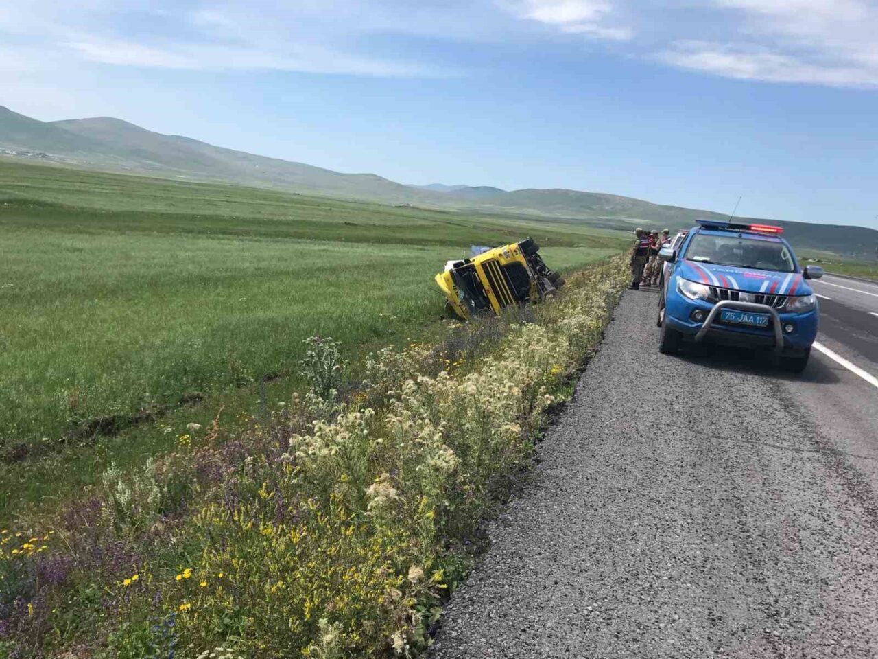 Ardahan-Kars karayolunun 38. kilometresinde bir tır, sürücüsünün direksiyon hâkimiyetini kaybetmesi