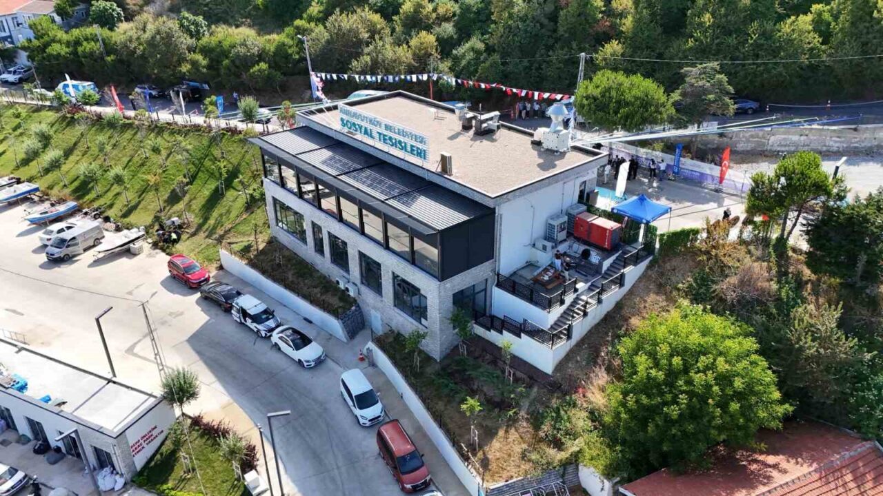 Arnavutköy Belediyesi, Karaburun'da Liman Sosyal Tesisleri'ni açtı. Törende Başkan Mustafa