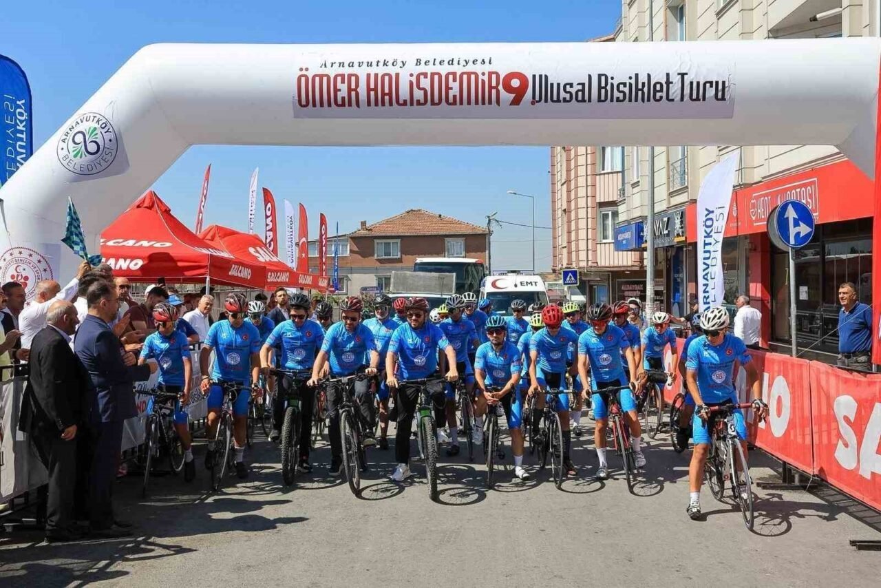 Arnavutköy'de, Şehit Ömer Halisdemir anısına düzenlenen 9. bisiklet turu başladı.