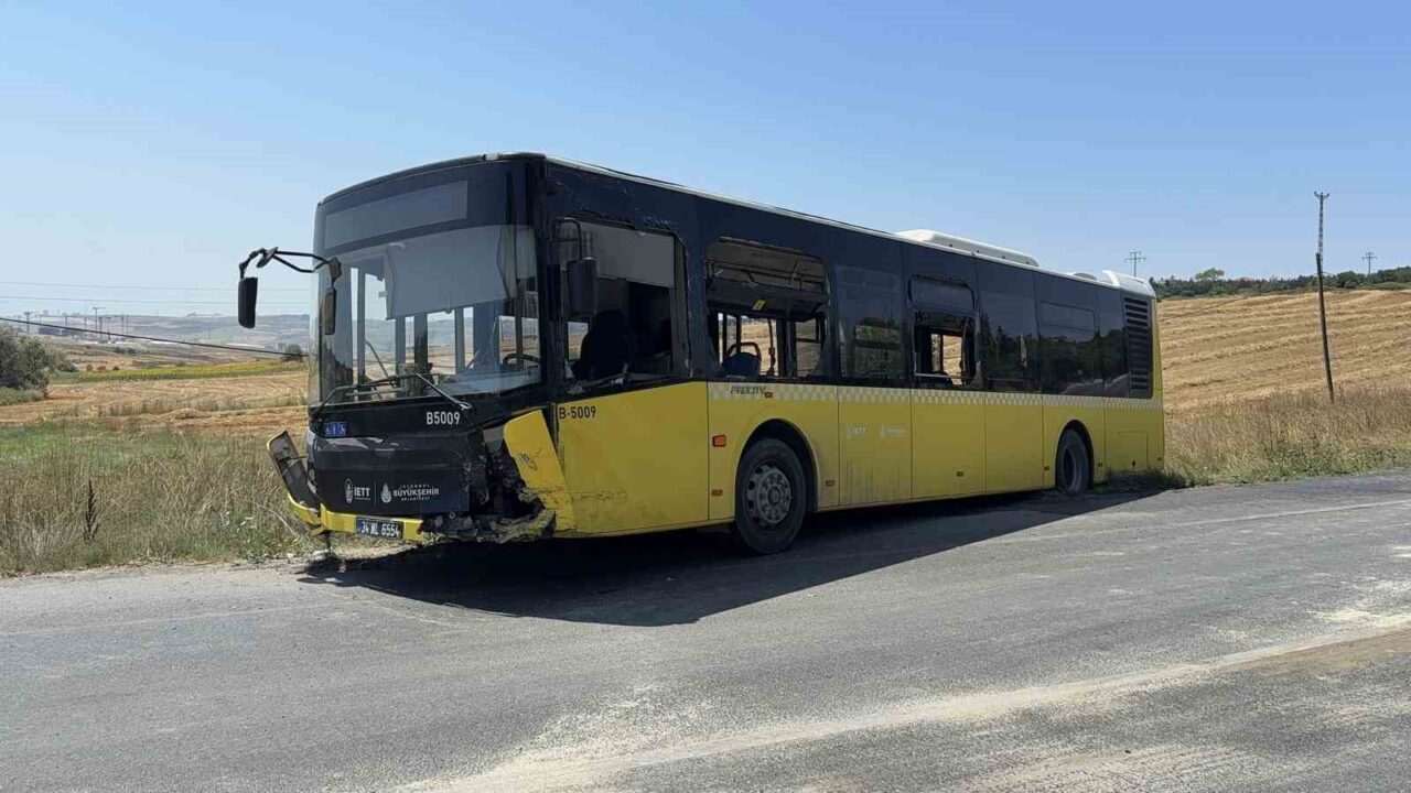 İstanbul Arnavutköy'de, İETT otobüsü ile otomobil birbirine çarptı. 65 yaşındaki