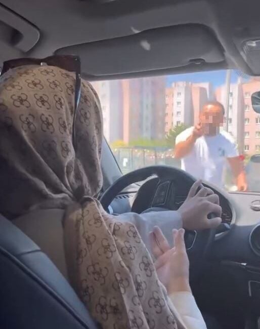 İstanbul'un Arnavutköy ilçesinde bir sürücü, trafikte makas attığını iddia ettiği