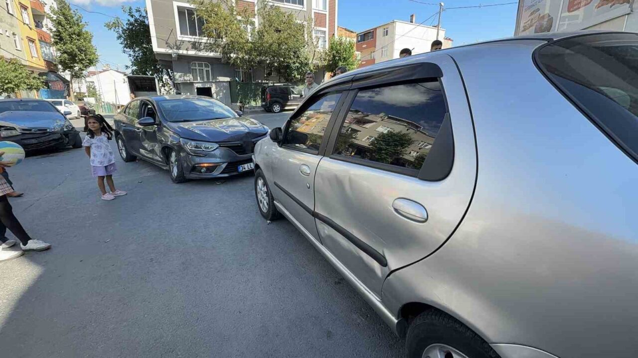 Arnavutköy’deki Anadolu Mahallesi Leyla Sokak’ta meydana gelen zincirleme kazada, iki