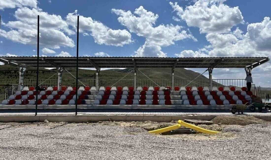 Bayburt'un Arpalı beldesindeki spor tesislerinin yenileme çalışmaları süratle devam ediyor.
