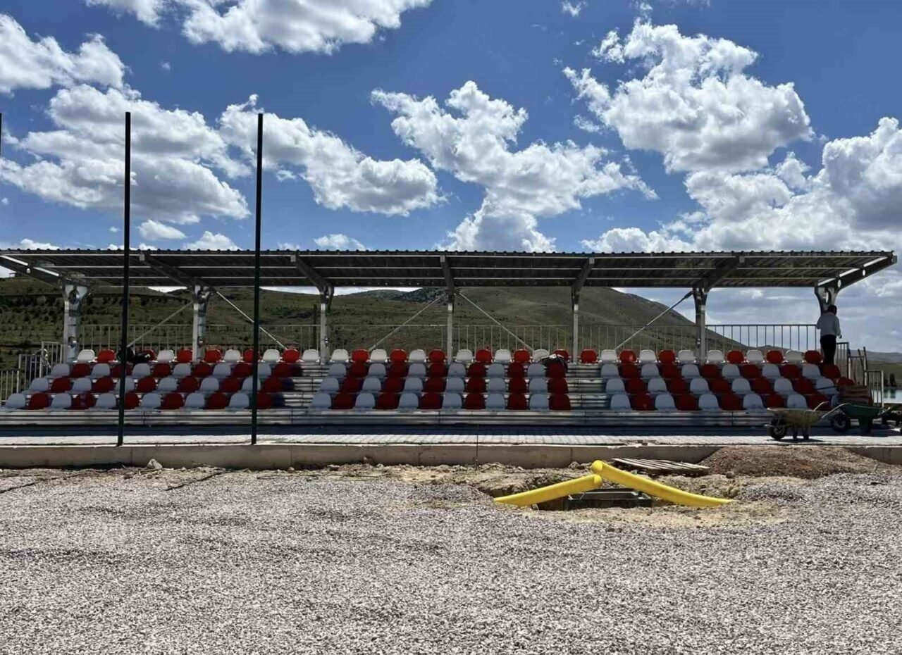 Bayburt'un Arpalı beldesindeki spor tesislerinin yenileme çalışmaları süratle devam ediyor.