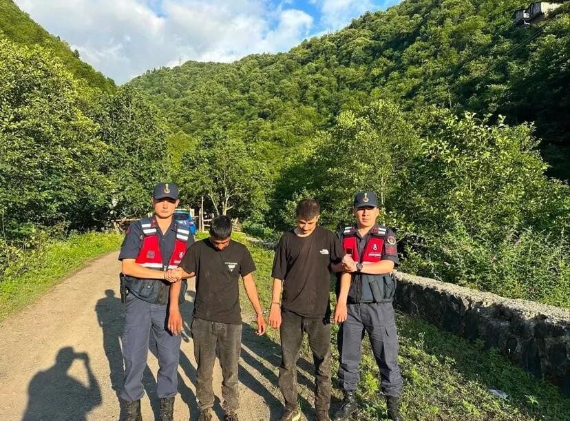 Artvin'in Borçka ilçesinde, yasa dışı yollardan Türkiye'ye girmeye çalışan Özbekistan