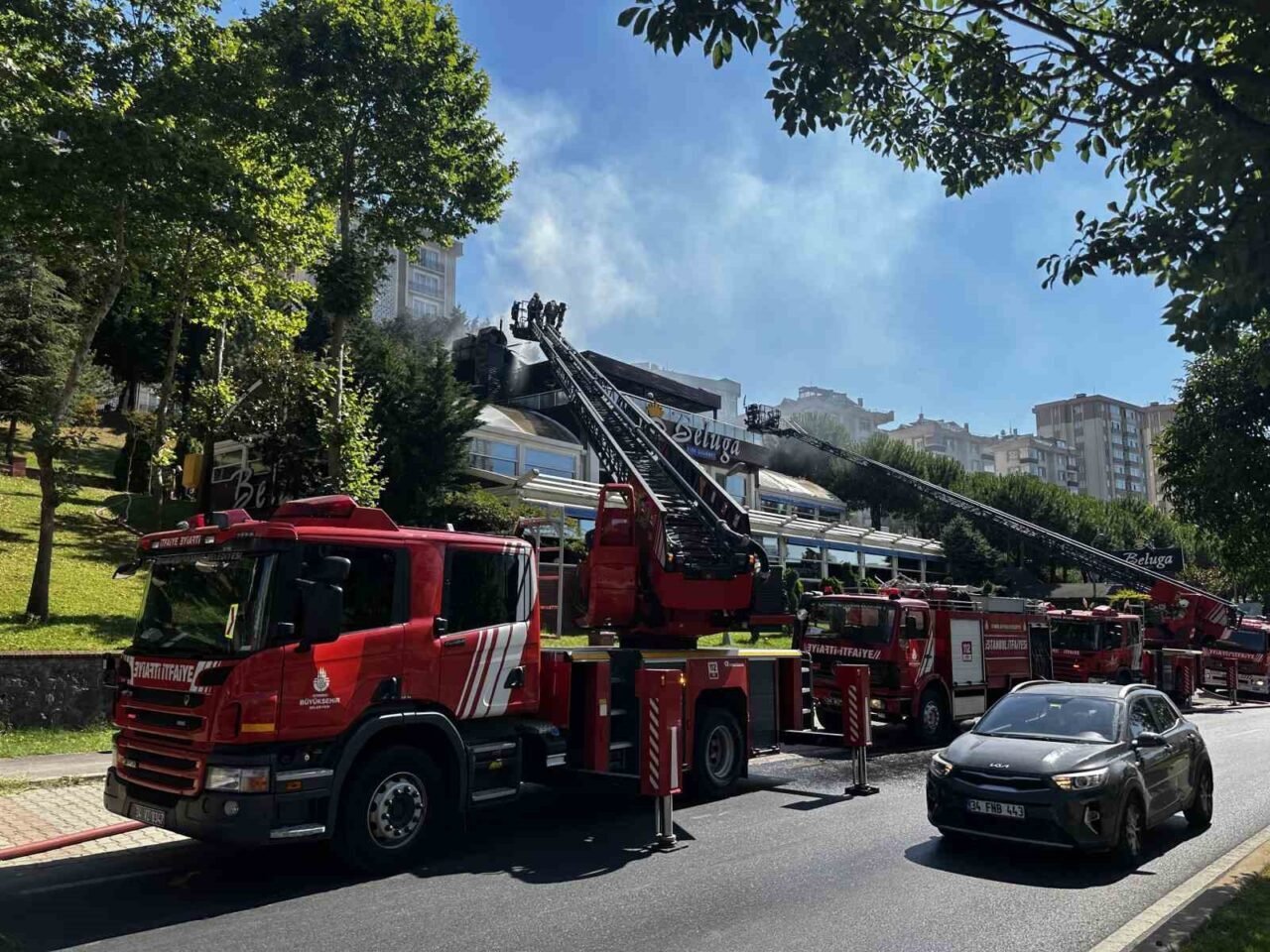 Ataşehir'de bir balık restoranında çıkan yangın, itfaiye ekipleri tarafından kontrol