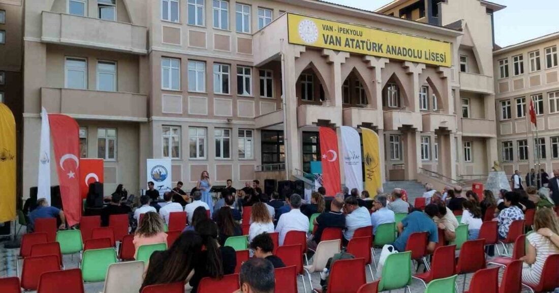 Van Atatürk Lisesi Mezunları Derneği, 2. Geleneksel Mezunlar Buluşması'nı düzenleyerek