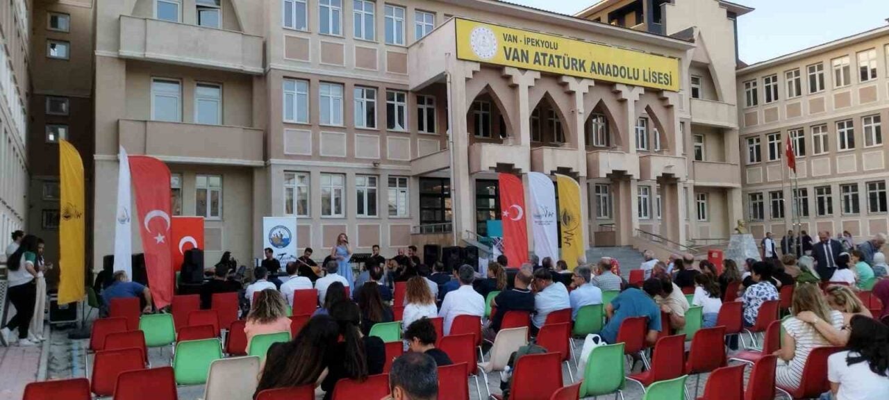 Van Atatürk Lisesi Mezunları Derneği, 2. Geleneksel Mezunlar Buluşması'nı düzenleyerek