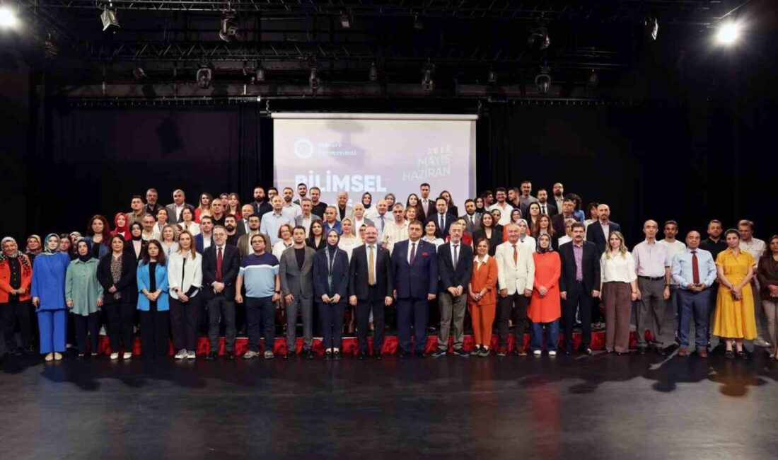 Atatürk Üniversitesi, bilimsel çalışmalarla adını duyuran akademisyenlerine ödüllerini, Rektör Prof.