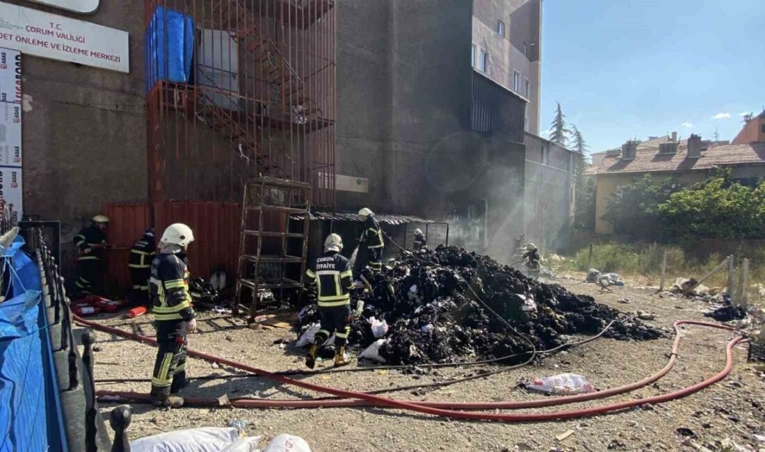 Çorum'un Üçtutlar Mahallesi'nde tekstil atıklarının tutuşması sonucu çıkan yangın, itfaiye