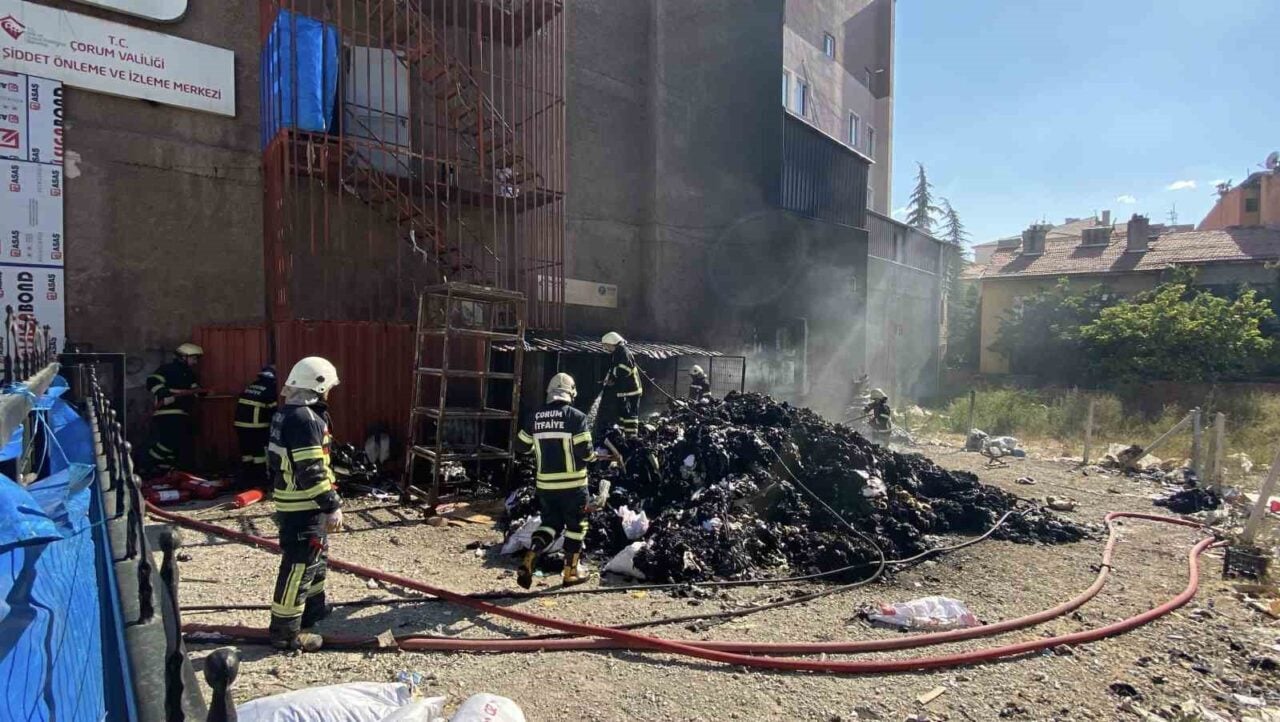 Çorum'un Üçtutlar Mahallesi'nde tekstil atıklarının tutuşması sonucu çıkan yangın, itfaiye