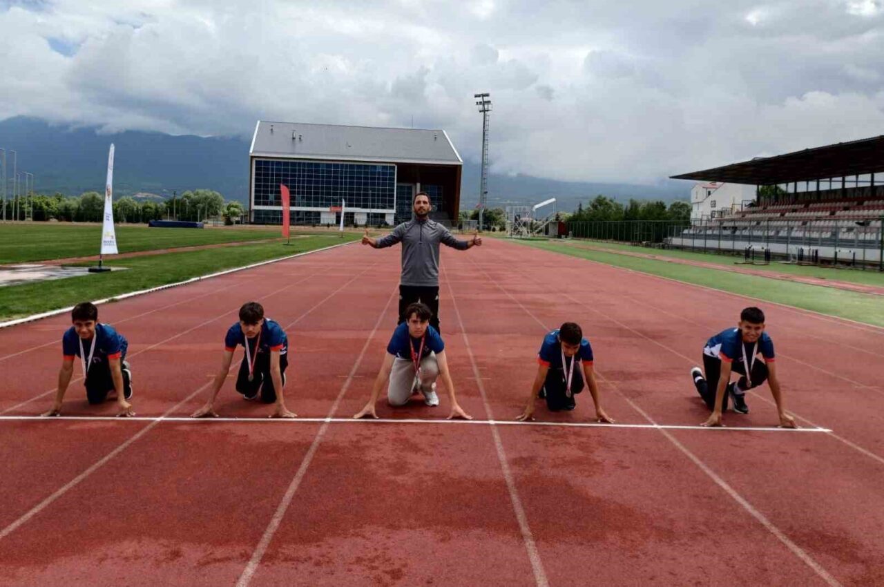 Düzceli sporcular, Bolu'daki Anadolu Yıldızlar Ligi Atletizm müsabakalarında 8 madalya