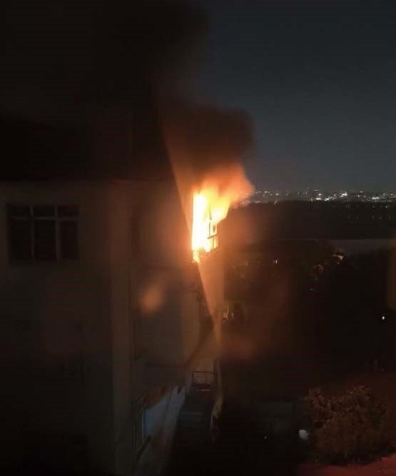 Avcılar Firuzköy'de sabah saatlerinde bir apartmanda buzdolabının alev alması sonucu