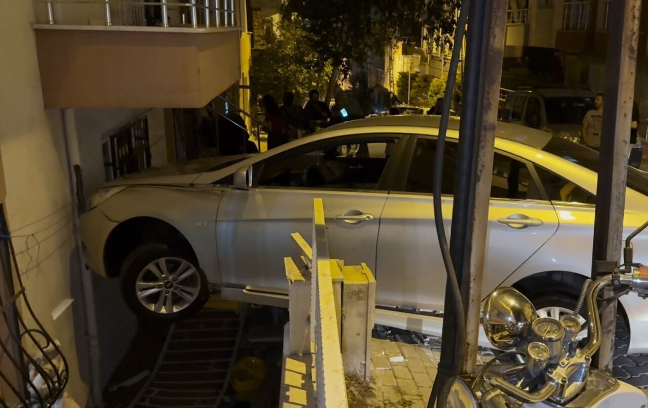 İstanbul Avcılar’da U.M. adlı kadın sürücü, park halindeki otomobilini çıkarırken