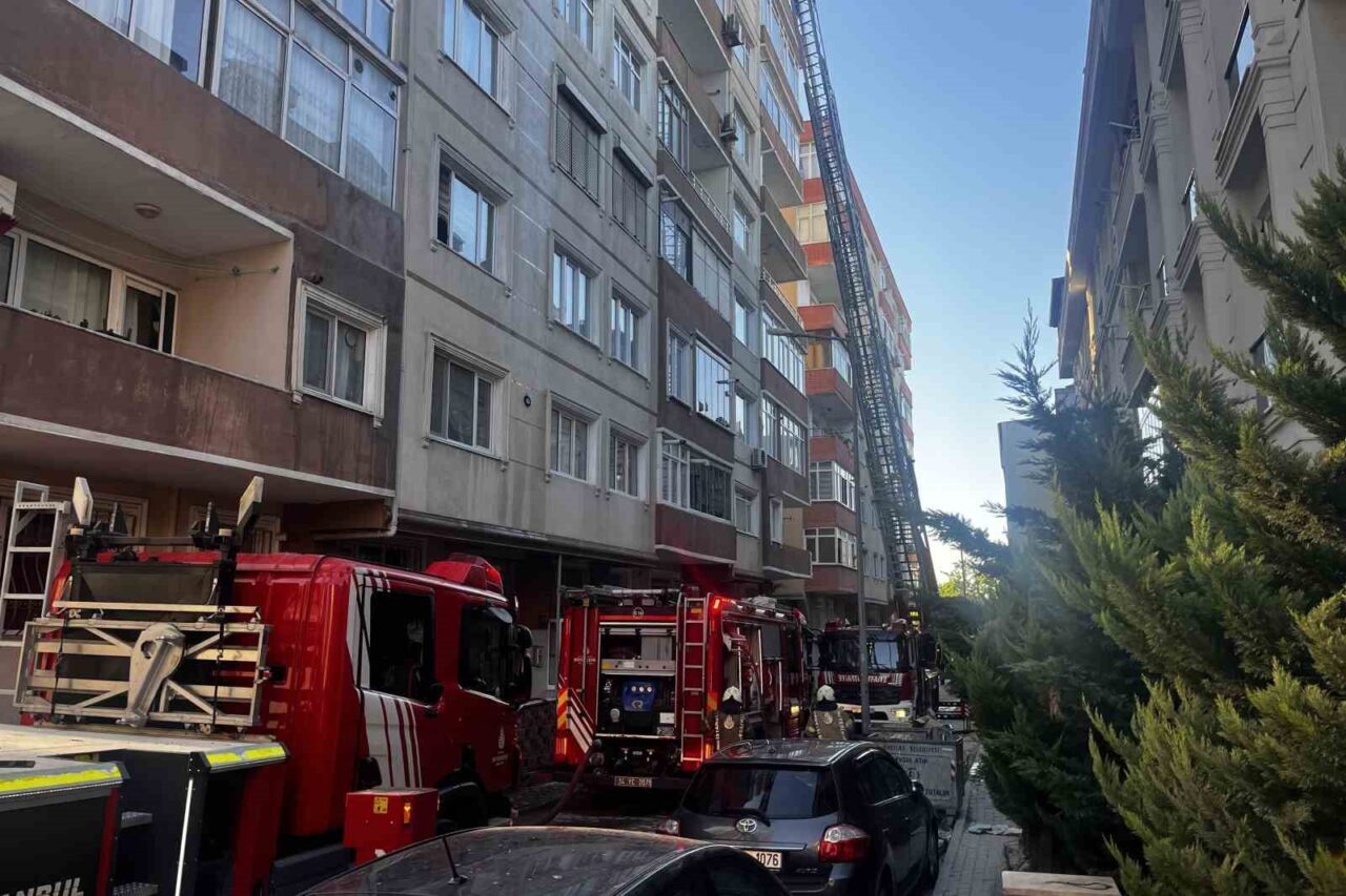 Avcılar'da Gümüşpala Mahallesi'nde bir binanın çatısında meydana gelen yangın, itfaiye