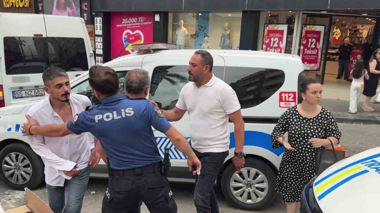 Samsun'un İlkadım ilçesindeki Bulvar Alışveriş Merkezi önünde "Ne bakıyorsun?" tartışması