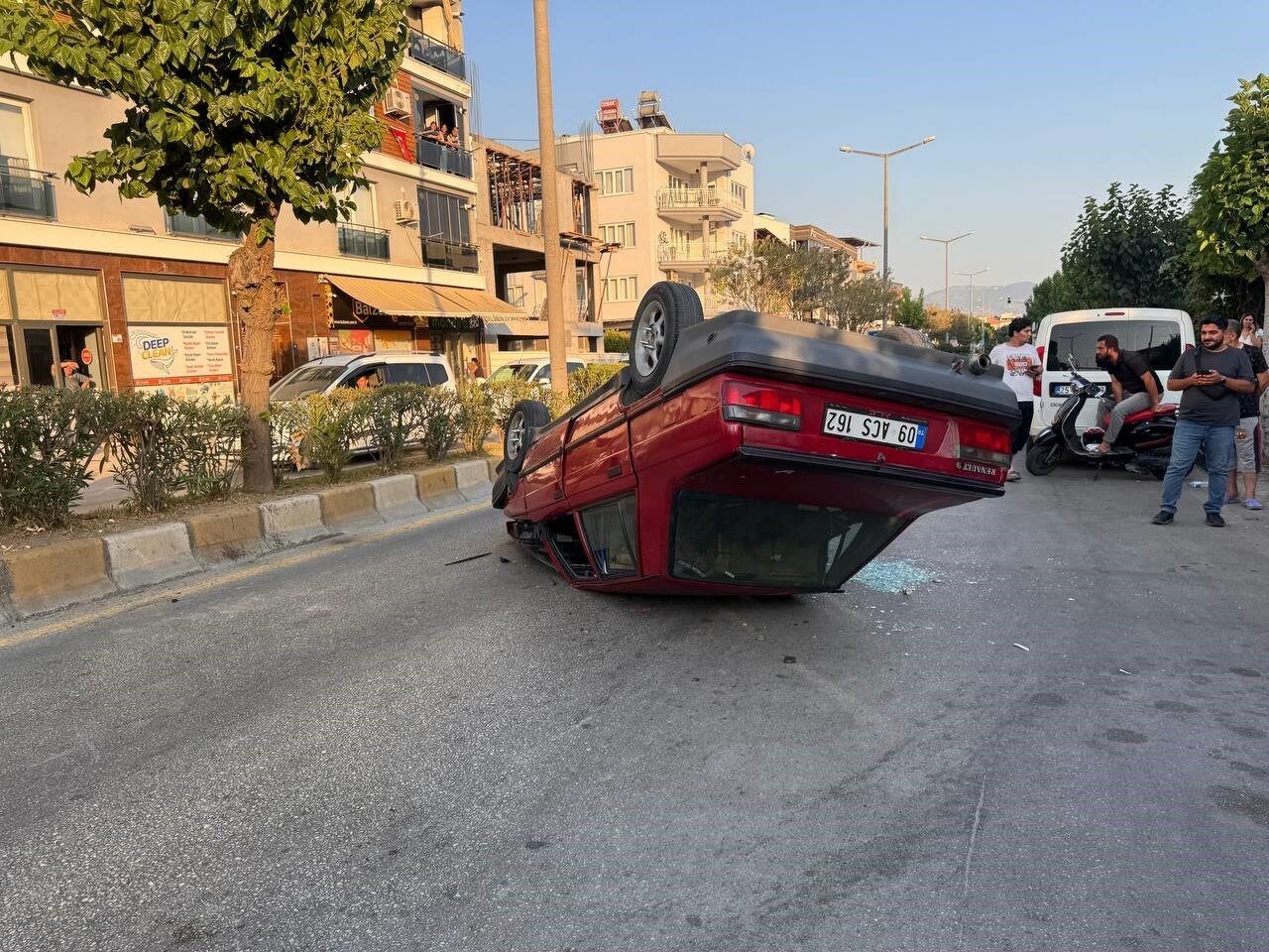 Aydın Efeler'de 15 yaşındaki B.G.'nin kullandığı otomobil sanayide takla attı.