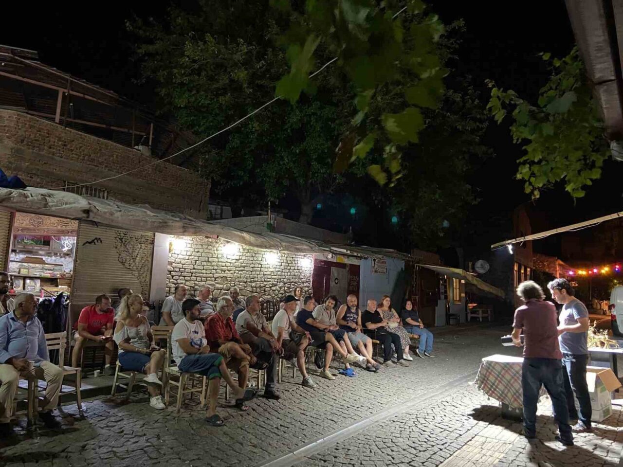 Aydın'da 8 yıldır süren açık hava mezatı, vatandaşların ilgisini çekiyor.