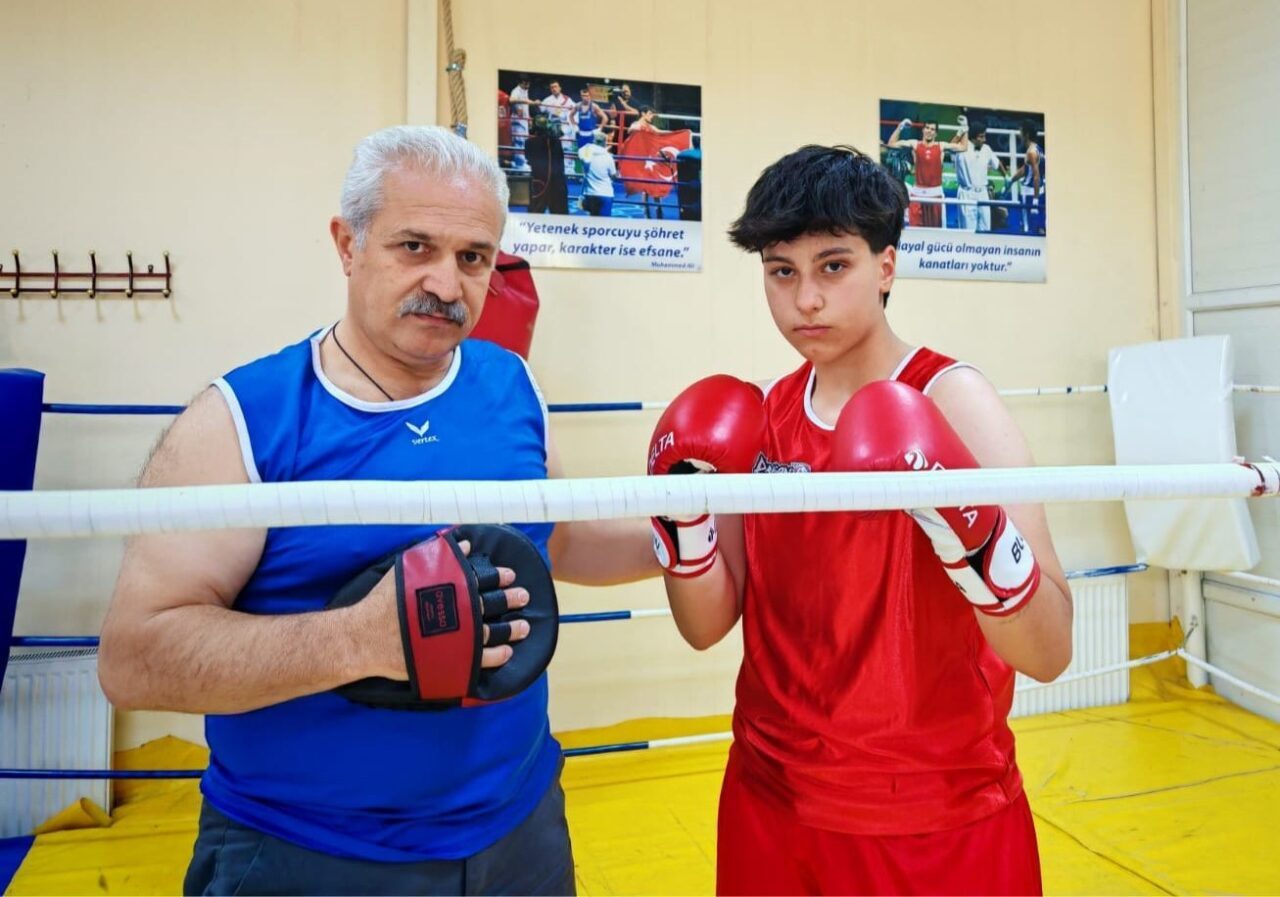 Elazığlı boksör Aygül Özdemir, Bayburt'taki Üst Minikler Türkiye Boks Şampiyonası'nda