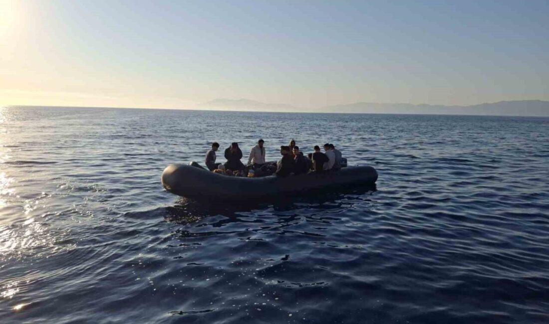 Çanakkale'nin Ayvacık ilçesinde lastik botları arıza yapan 23 kaçak göçmen,