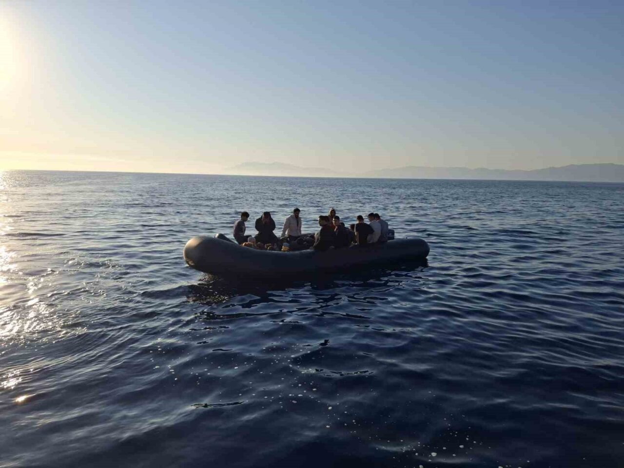 Çanakkale'nin Ayvacık ilçesinde lastik botları arıza yapan 23 kaçak göçmen,