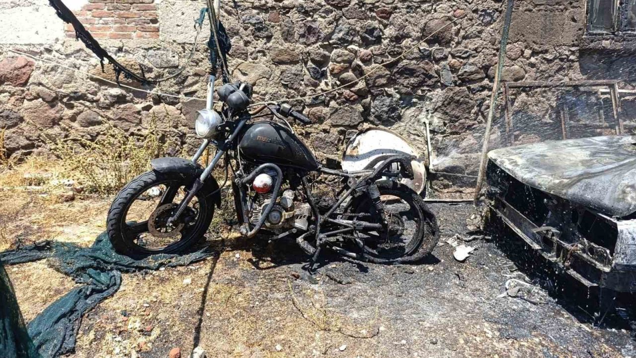 Çanakkale'nin Ayvacık ilçesinde Kemal Cengiz'e ait otomobil, Sapanca köyünde bilinmeyen