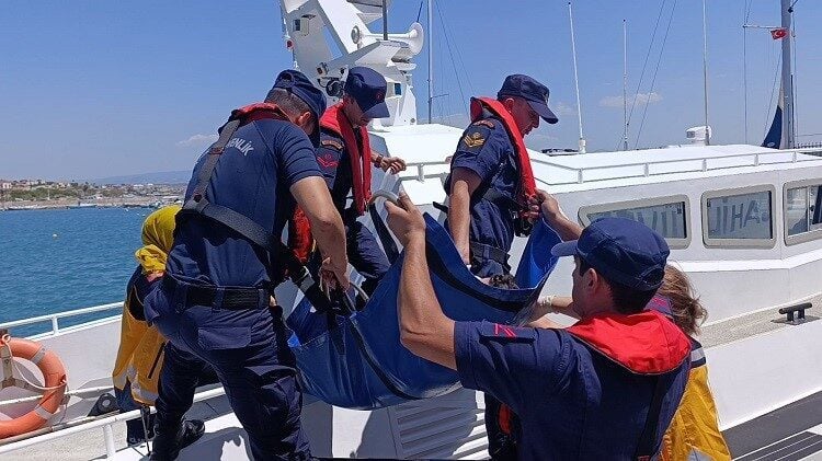 Balıkesir'in Ayvalık ilçesi açıklarında bir gezi teknesinde yaralanan kişi, Sahil