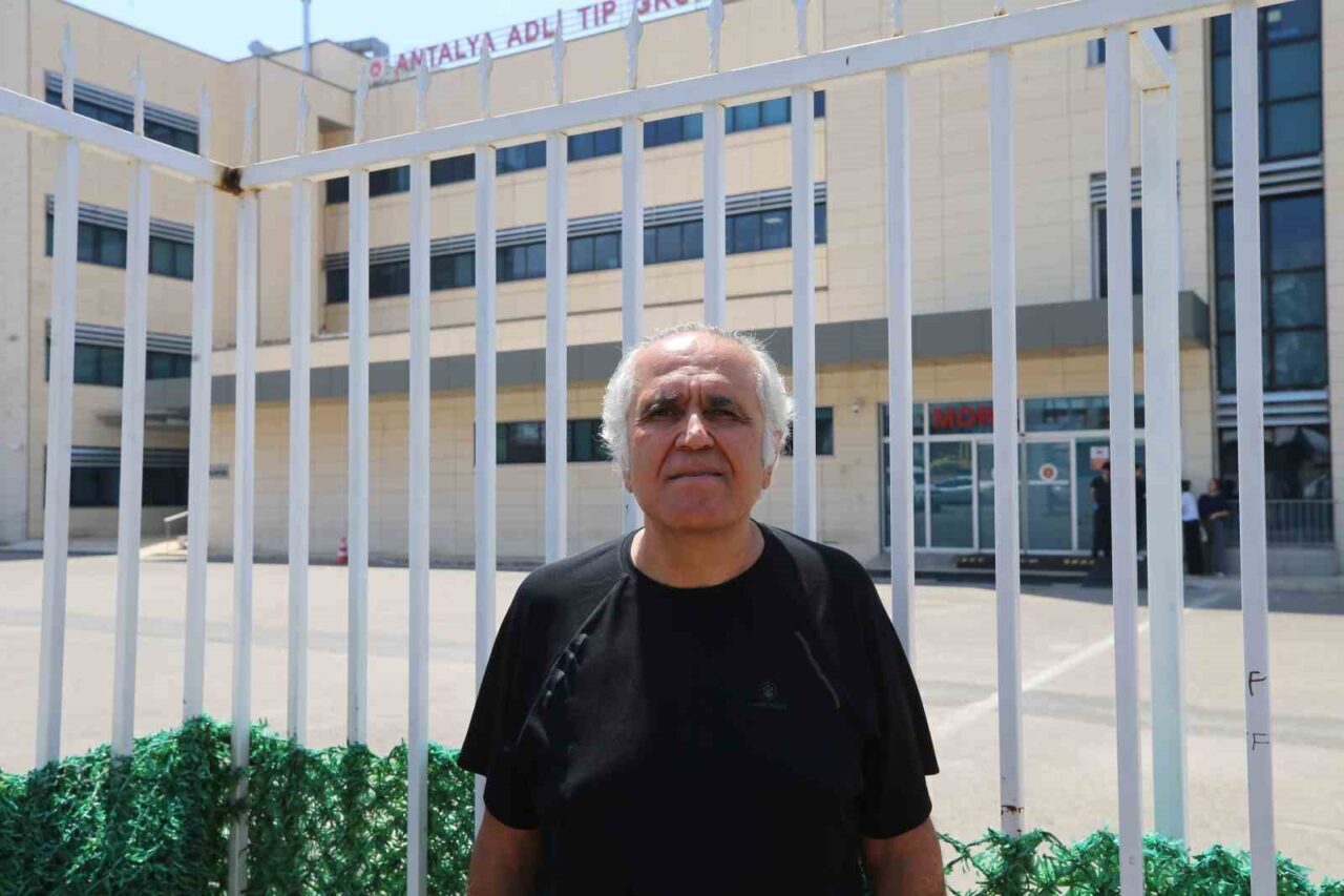 Antalya'da, 23 yaşındaki Arda Öztürk, kaldırımda yürürken kontrolden çıkan otomobilin