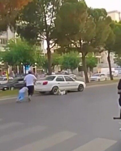 Kahramanmaraş'ta, babalarıyla yolun karşısına geçmeye çalışan iki çocuk, bir otomobilin