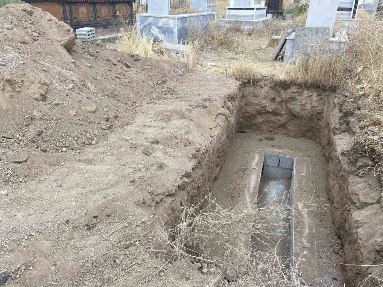 Bitlis'in Adilcevaz ilçesinde tarlada babası Semih Erçetin ile birlikte bulunan