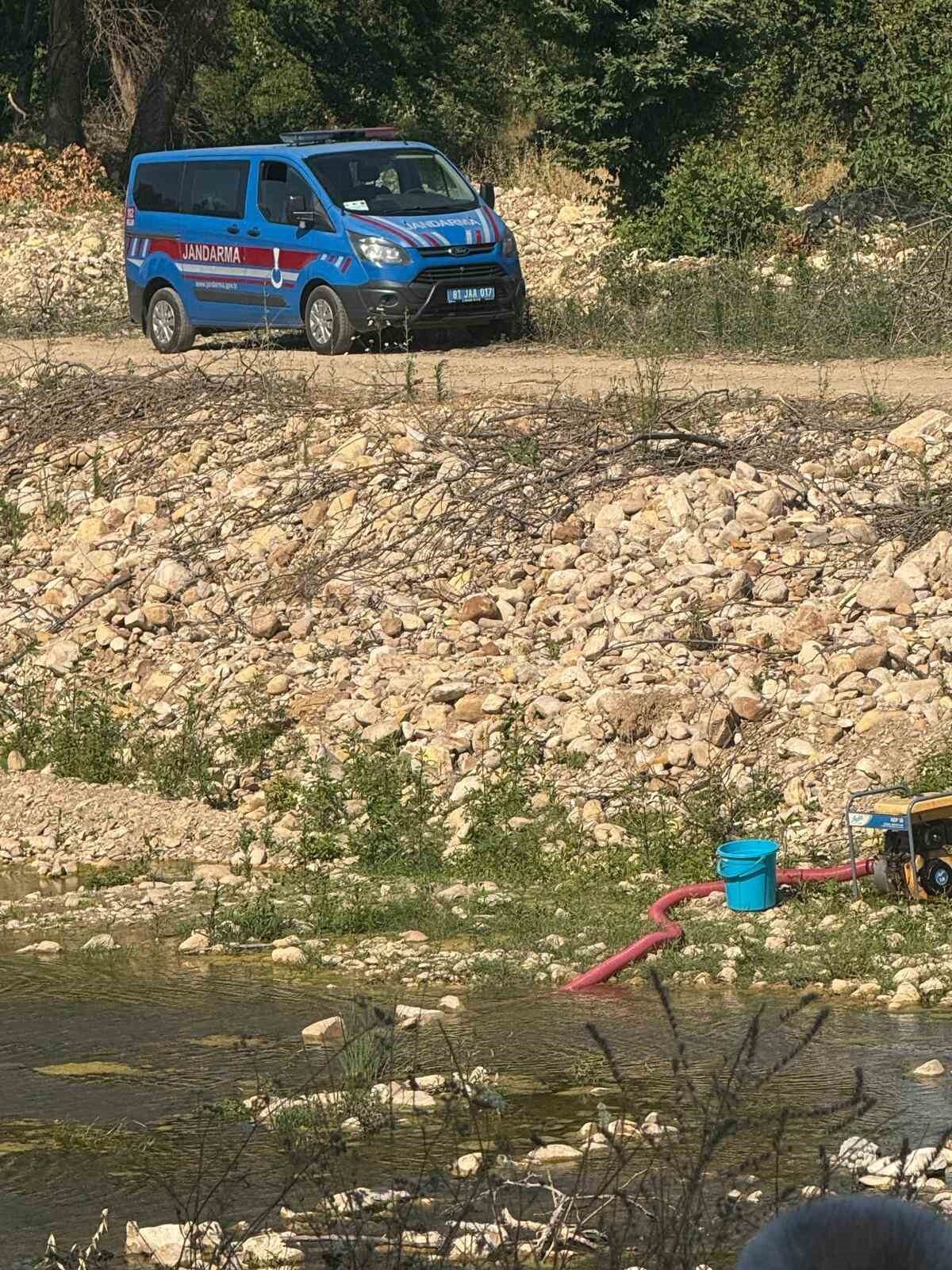 Düzce'nin Aşağı Yörük Köyü'nde bir kişi, Melen Çayı'nda bahçesini sularken