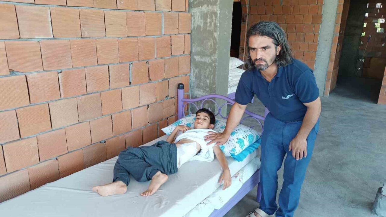 Batman'da 8 yaşındaki Mehmet Zeki Yağmahan, evinin bahçesinde oyun oynarken