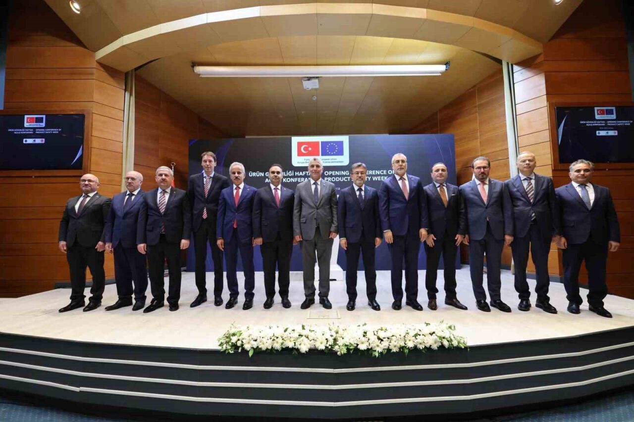 Sanayi ve Teknoloji Bakanı Mehmet Fatih Kacır, 2022 yılında 37