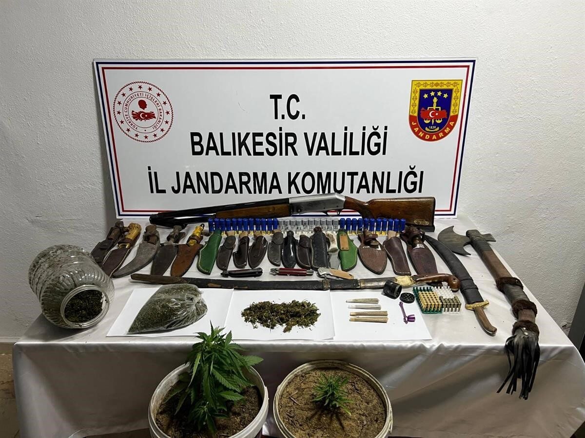 Balıkesir İl Jandarma Komutanlığı, 6 ilçede gerçekleştirdiği operasyonlarla uyuşturucu maddeler