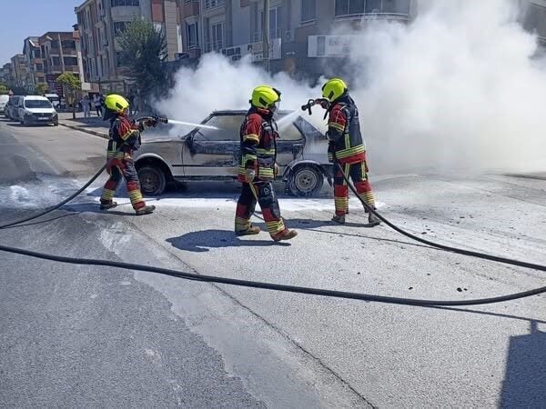 Balıkesir’in Karesi ilçesindeki Paşaalanı Mahallesi'nde seyir halindeki LPG’li TOFAŞ otomobil