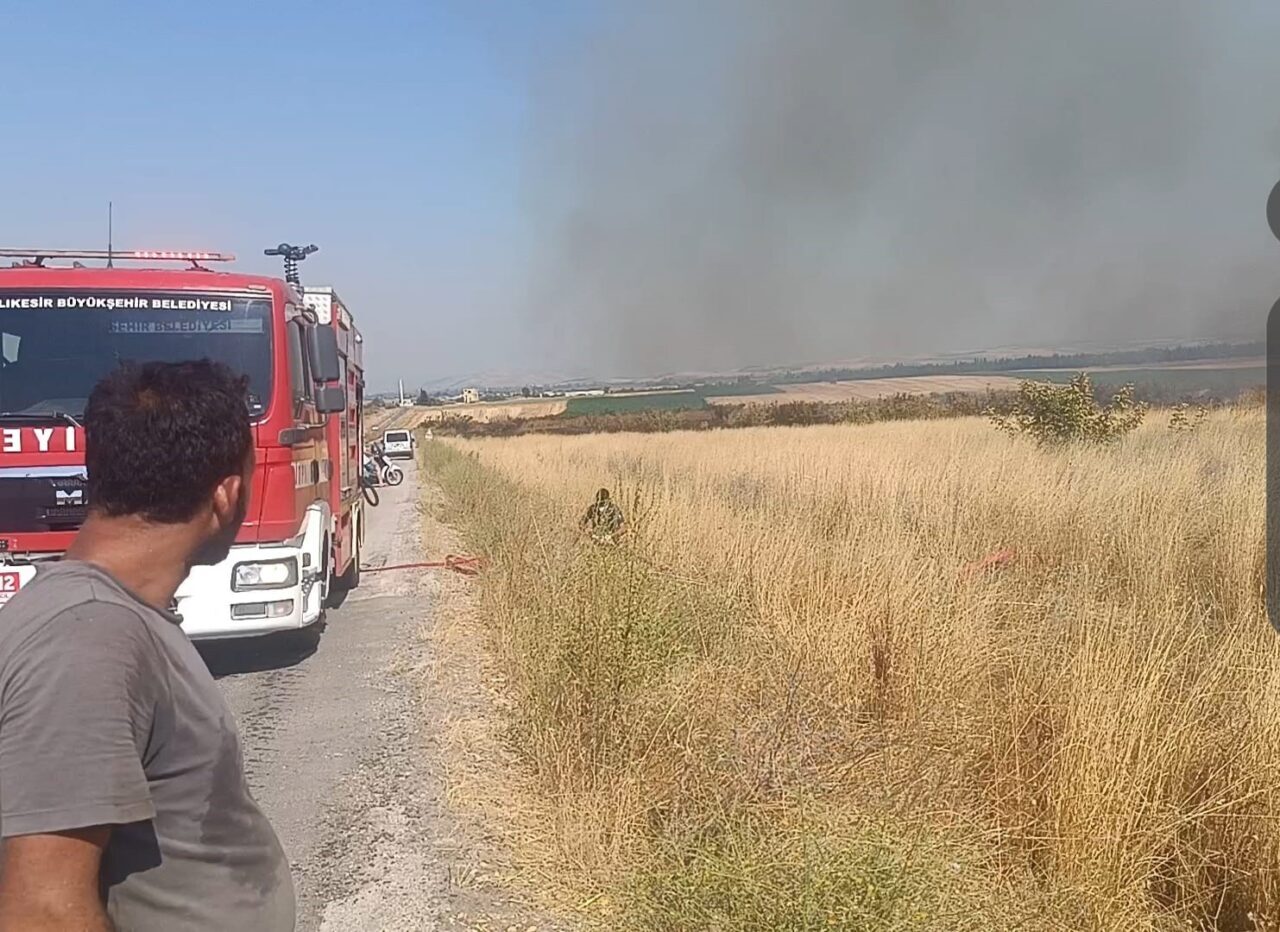 Balıkesir'in Susurluk ilçesinde merada çıkan yangın, itfaiye ekiplerinin hızlı müdahalesiyle