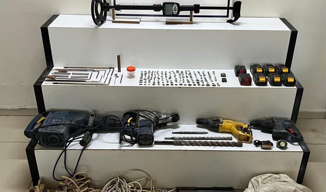 Balıkesir'in Edremit ilçesinde düzenlenen operasyonda tarihi eserler ve el yapımı