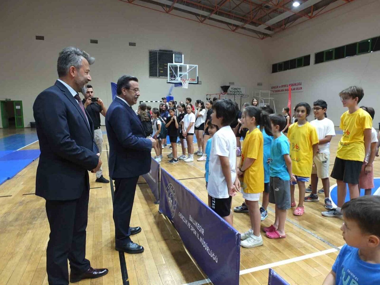 Burhaniye'deki Yaz Spor Okulları büyük ilgi gördü; 1.517 çocuk, masa
