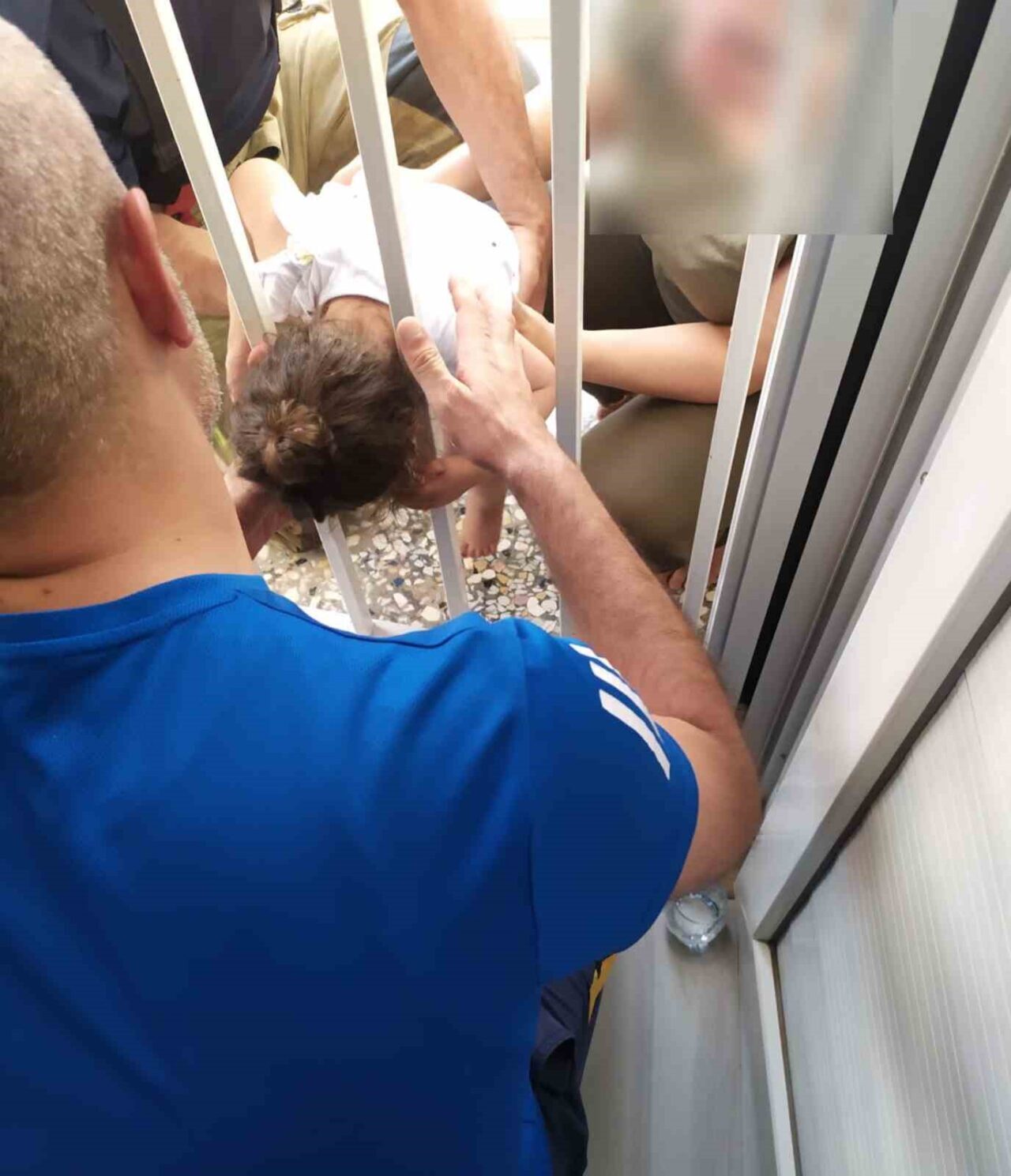 Adıyaman'da 1 yaşındaki Ela G., evlerinin balkon demirlerine kafasını sıkıştırdı.